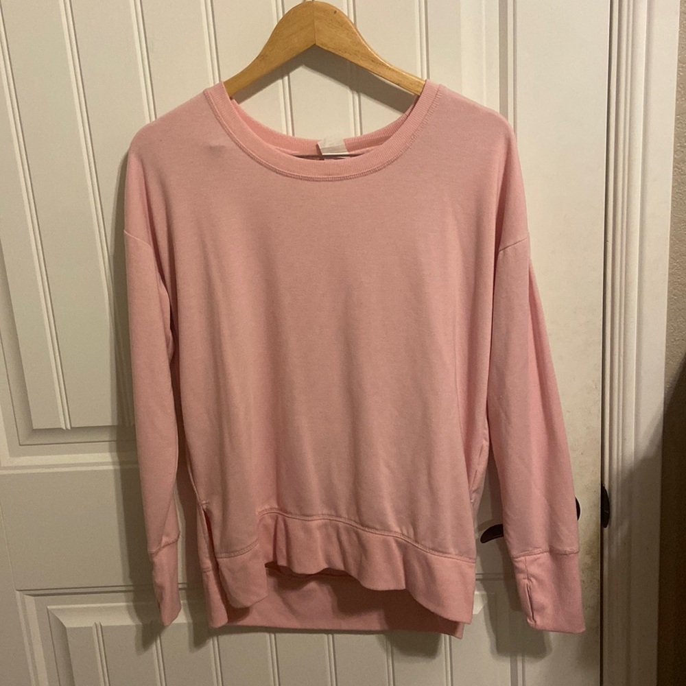 This pink Avia sweatshirt was only worn a few times. It is in great condition!